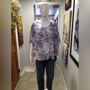 Floral Print Women's Layered Top
EDIN brand
Size OS